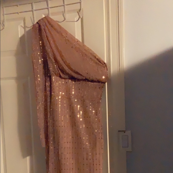 Brand New Stunning off shoulder golem dress - Picture 3 of 6